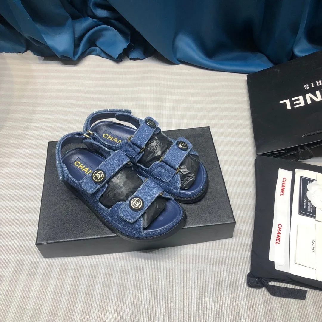 👟👟Ex-factory price 480👟👟Chanel 2020ss new Velcro sandals, top counter quality (welcome🆚comparison)💪 ⚠️As Chanel's classic shoe king, it is a hot item every summer. Once you start wearing sandals in summer, sports shoes will be relegated to the sidelines! Haha, the pattern will change a little every year, ⚠️2020 Chanel Spring and Summer New Season Double C Velcro Casual Sandals, 💯The upper adds more fashionable elements of Xiaoxiang, ⚠️Lingge electric embroidery. The upper is cowhide and the lining is sheepskin. It is comfortable and breathable to wear. It is very comfortable and versatile. ⚠️A very comfortable sandal for the feet! Size 35-40 (custom-made for 41)